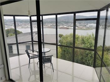 Luxury accommodation with spectacular Harbour view - Dunedin 