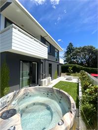 Sully’s Beach House. Spa, sauna, mini gym: 45 seconds to beach. Sleeps 7 - Mt Maunganui