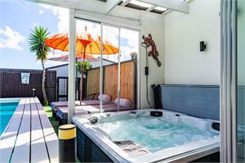 Sun Kissed Pool Villa (Bachcare) - Mangawhai
