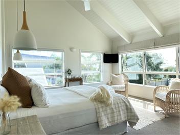 Matarangi Beach Retreat - 5 bdrms, walk to beach, outdoor bath & shower! - Matarangi