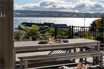 Bayview - Relax in the Hot Tub or Cross the Street to the Lake! - Taupo