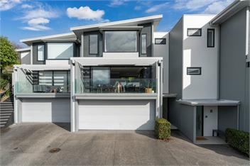 The Moorings Apartment 5 - a stone's throw from the lake! - Taupo