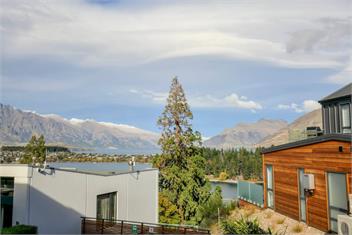Panoramic Escape | 2BR 2BA Apt with Balcony - Queenstown