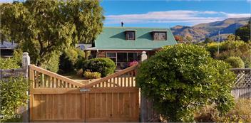 MOANANUI LODGE. Relax Heaven ! 15 sec stroll to beach Views frm every window - Banks Peninsula