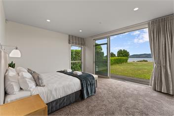 Lakefront Kuiwai - Taupo - on the lake + spa pool! - Taupo