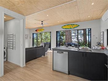 Modern Coastal Tree House (Bachcare) - Whangamata