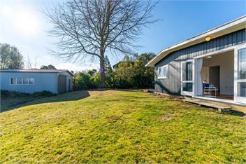 Tui Shack - cosy with lake views - 