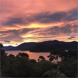 Kenepuru - Great Deck view and Easy Access to Secluded Beach - Marlborough Sounds