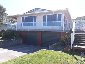 Family Beach House - Gisborne