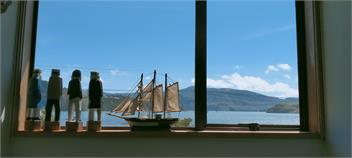 MOANANUI LODGE. Relax Heaven ! 15 sec stroll to beach Views frm every window - Banks Peninsula