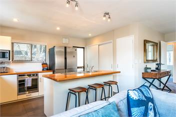 Winter stay 3, pay 2 & 7 seater car included - Waiheke