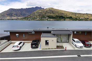LakeLife Lake Front Apartment - Queenstown