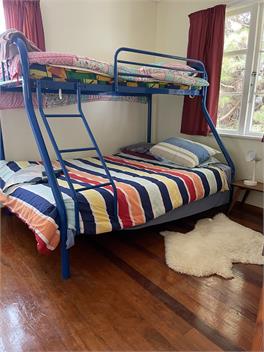 Sunny Bach minutes to beach, golf, park. Perfect for large families or two families! - Masterton
