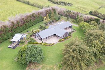 Hilltop farm house- Perfect for groups and Gatherings - Auckland 