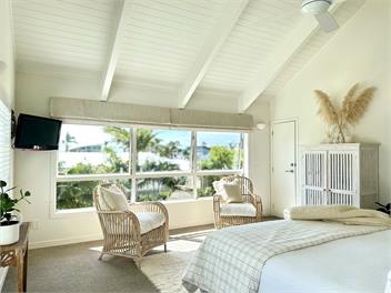 Matarangi Beach Retreat - 5 bdrms, walk to beach, outdoor bath & shower! - Matarangi