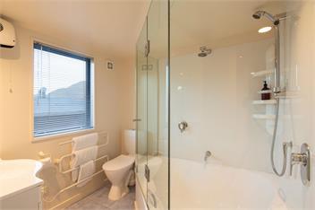 Central Home | Lake Views | 3 Bedrooms | Free WIFI - Queenstown
