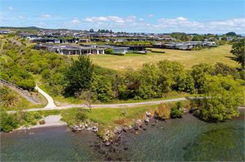 Lakefront Kuiwai - Taupo - on the lake + spa pool! - Taupo