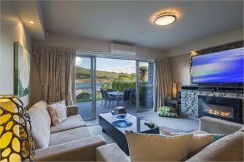 Alpine Village Lakefront Apartment - Queenstown