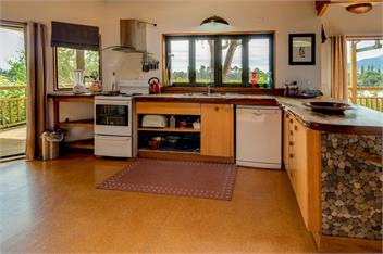 Treetop Hideaway (Bachcare) - Taupo Central