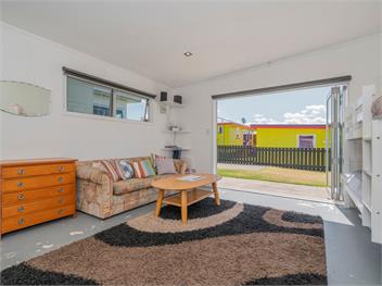 Castaway Bach (Bachcare) - Whangamata
