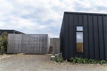 Private Modern Bach near the beach - Raglan