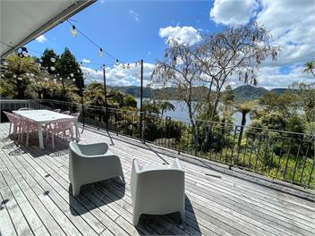 Idyllic lake edge property with own jetty - Rotorua