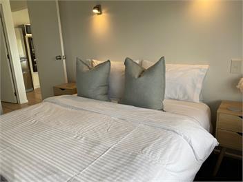 5 Min Walk to Beaches -Village & Shops Sea Views ! - Auckland