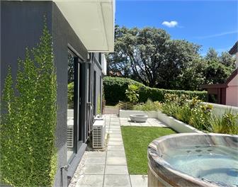 Sully’s Beach House. Spa, sauna, mini gym: 45 seconds to beach. Sleeps 7 - Mt Maunganui