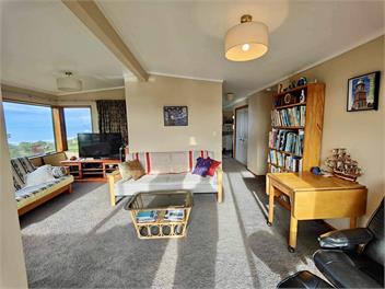 Cosy crib - amazing views, family fun, right by surf beach - Kaka Point