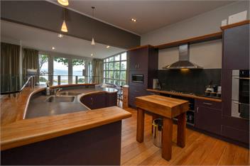 Lounge to Lake - Water's Edge, Lake Rotorua - Rotorua