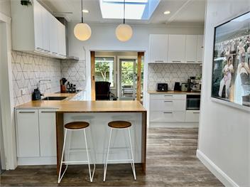 Sunny home with self-contained cabin - Napier