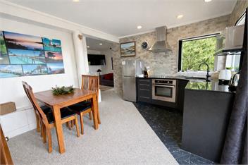 Cosy Raglan Studio — Walk to Beach & Village - Roberts St - Apartment (Downstairs) - Raglan