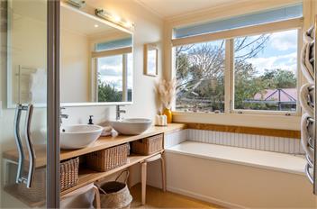 Loulou Lodge - family fun, close to lake - 