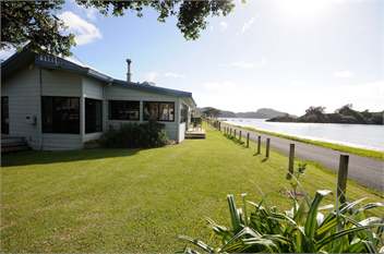 Oakura Beachfront, wifi & kayaks - Oakura Bay