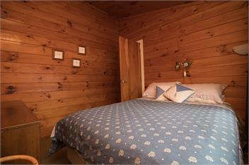 Lakefront , mountain views Holiday Bach - Taupo