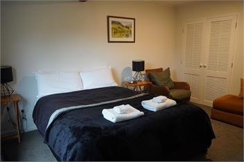 House handy to lake and township - Wanaka