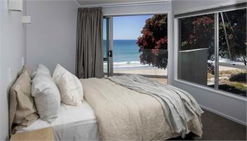 The Beachhouse- absolute beachfront! - Papamoa Beach