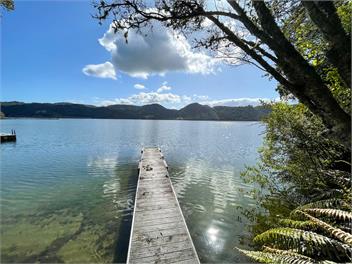 Idyllic lake edge property with own jetty - Rotorua