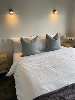 5 Min Walk to Beaches -Village & Shops Sea Views ! - Auckland