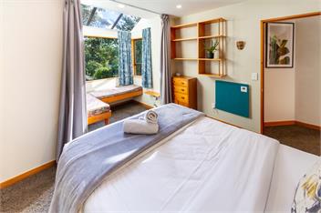 Architecturally-Designed Retreat with Spectacular Views - Christchurch