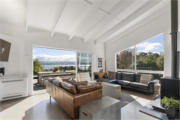 Bayview - Relax in the Hot Tub or Cross the Street to the Lake! - Taupo