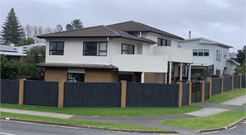 Omanu Beach Family Home -