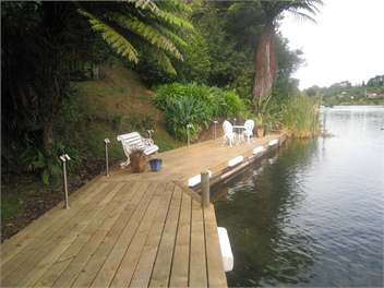 Couples Getaway-Lake Edge with private jetty- Okere Falls -