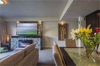 Alpine Village Lakefront Apartment - Queenstown