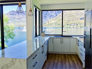 On the Lake , Remarkable Views - Queenstown