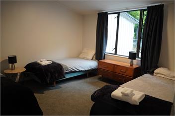 House handy to lake and township - Wanaka