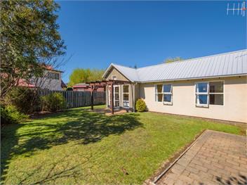 Charming on Cherry (Bachcare) - Wanaka