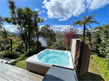 Idyllic lake edge property with own jetty - Rotorua