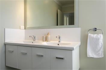 Spacious Lakefront Escape - Taupo