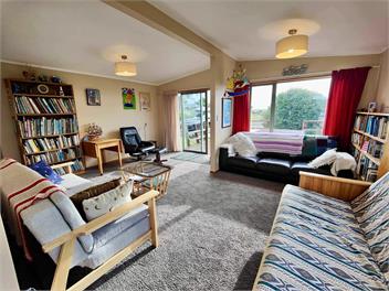 Cosy crib - amazing views, family fun, right by surf beach - Kaka Point
